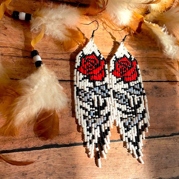 Red rose beaded earring - Picture 3 of 6